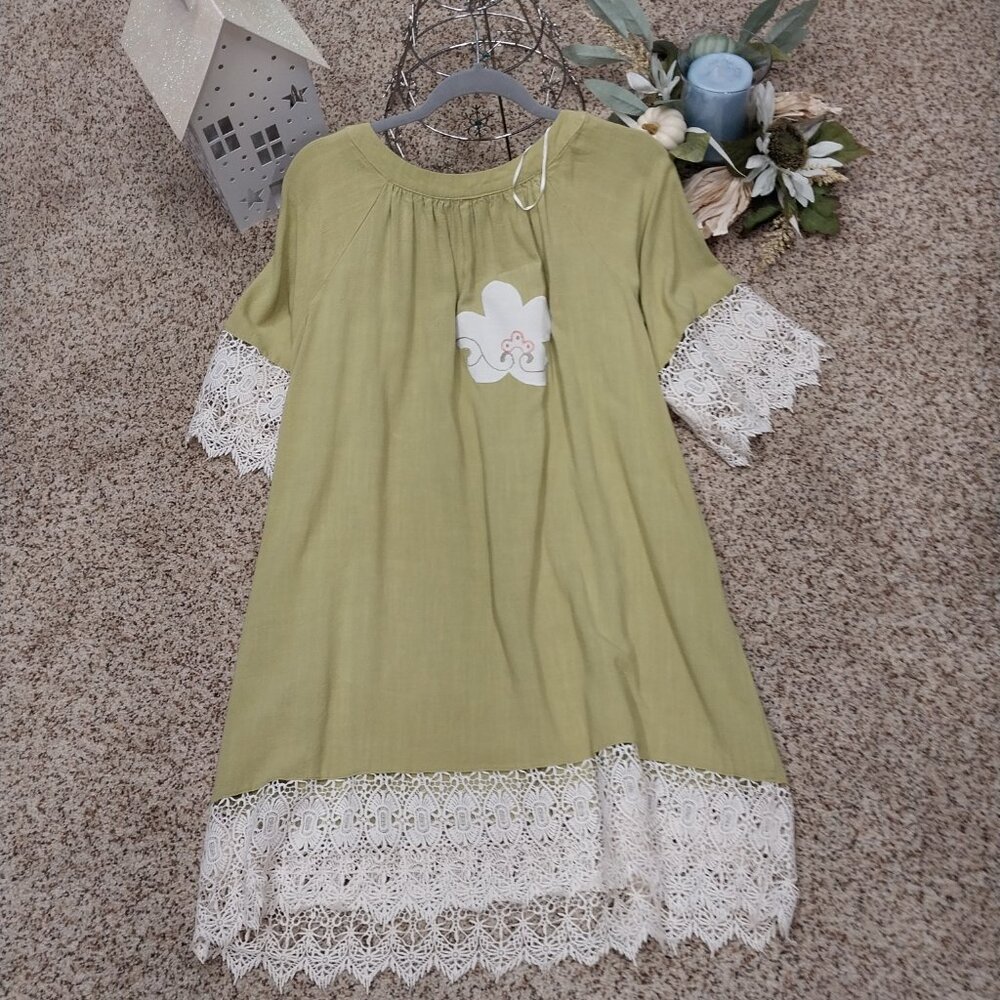 3572 Size L Umgee Upcycled Lace Trim Dress with Appliqued Flowers. NWT. - Picture 5 of 7